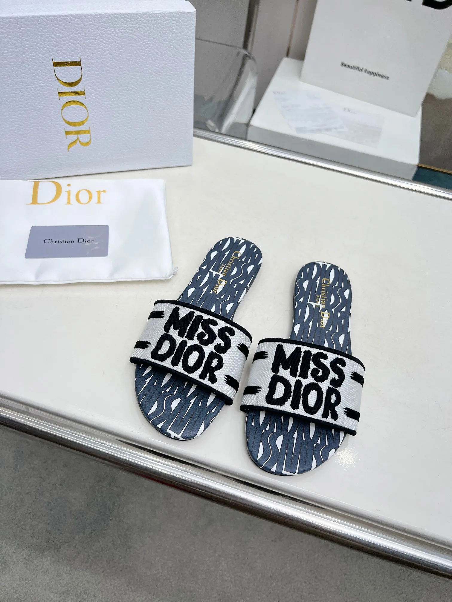 👟👟Ex-factory price 300👟👟 •Dior women's presbyopic embroidered leather-soled slippers Christian Dior has always been synonymous with magnificence and elegance, and has always been at the top of the fashion world👍 What is particularly worth mentioning is: the embroidered ✨ pattern on the sole, which reproduces one of the cherished symbols of Christian Dior✅More than a hundred colors to choose from ◽️️Upper: selected top-quality embroidered cotton ◽️Inner lining: imported sheepskin ◽Number 35-40 (41.42.43 customized)